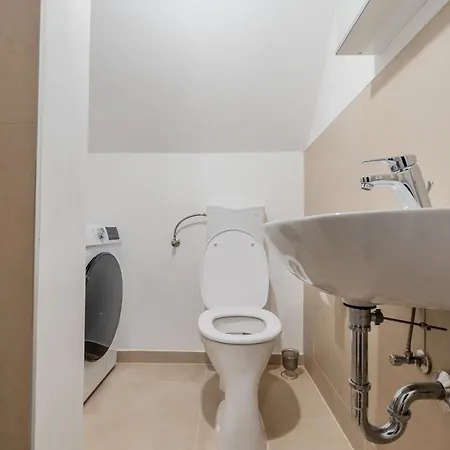 Whats-app Self-check-in - Vibrant Life In Appartement